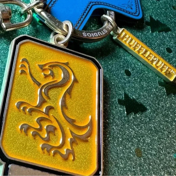 Hufflepuff keychain NWT Universal Studios Wizarding World of Harry Potter - Picture 2 of 3